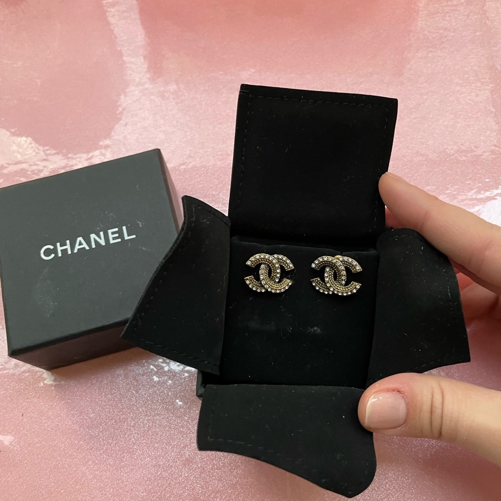 AUTHENTIC CHANEL EARRINGS never worn comes with box
